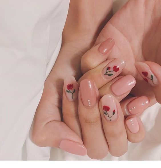 minimalist floral nails with red roses