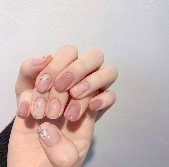 sweet and feminine Bridal Nail Art with glitter and sparkle