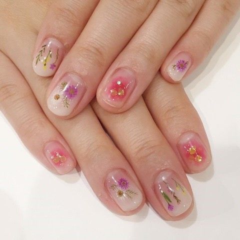 minimalist floral nails in multicolour flowers