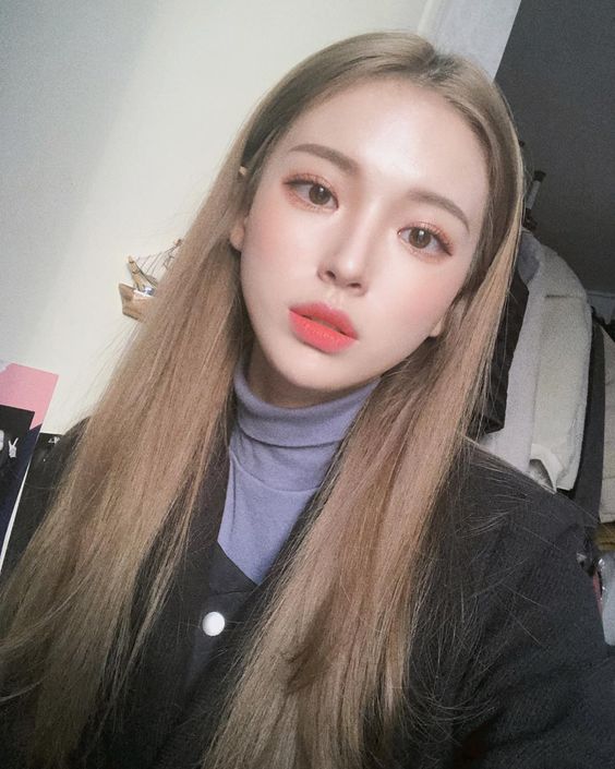 asian woman with natural makeup and highlighter To Get Fairer & Brighter Skin: