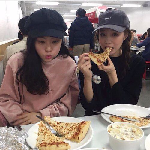 friends eating pizza, realistic and practical diet tips to get healthy and resist junk food cravings