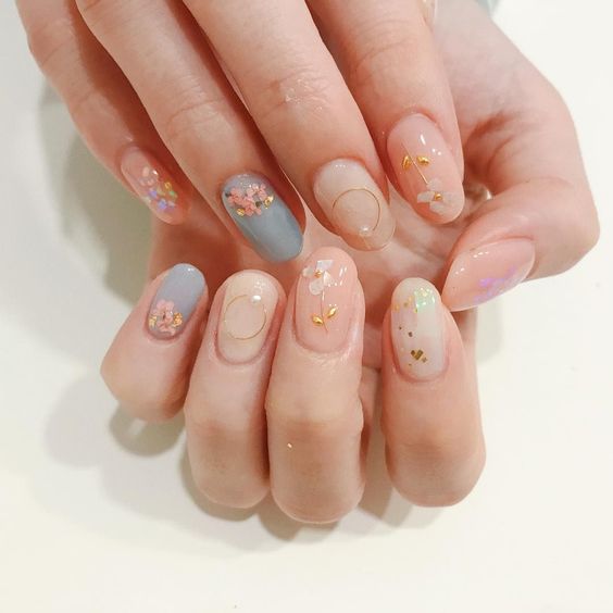 minimalist floral nails in blue