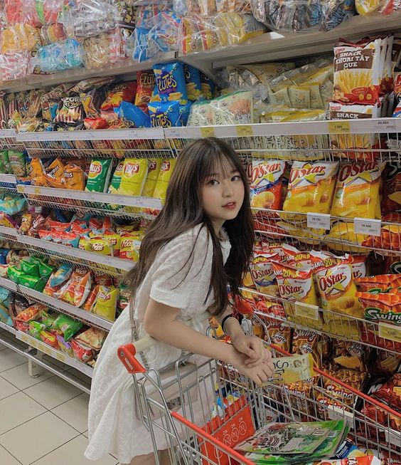 realistic and practical diet tips to get healthy and resist junk food cravings grocery shopping while hungry