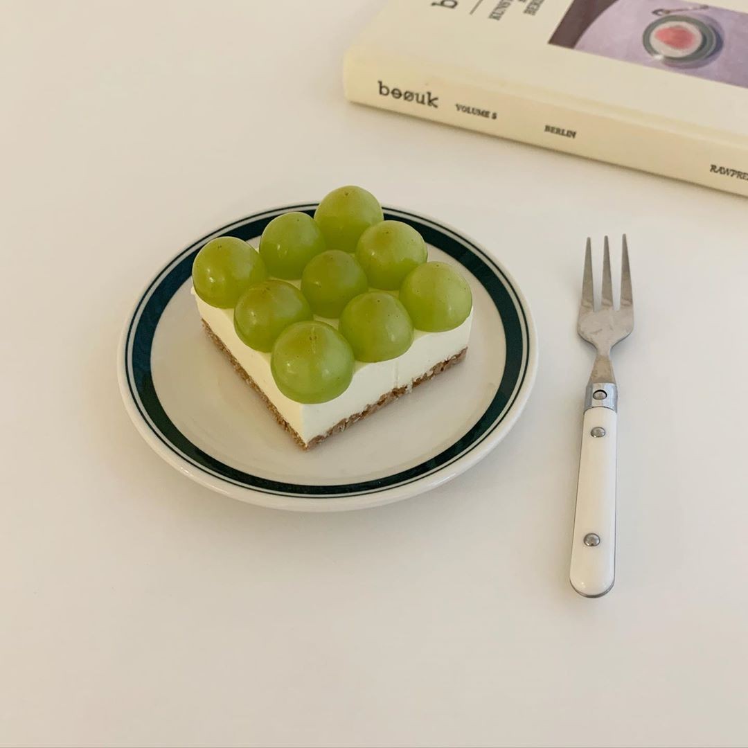 Grape cheesecake served at cafemumi