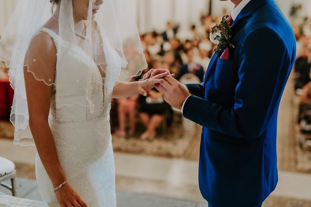 bride and groom exchanging rings, singapore wedding venue chijmes