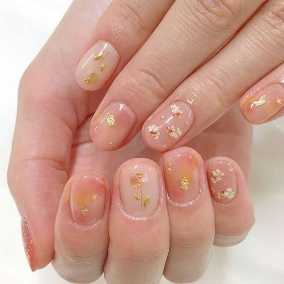 minimalist floral nails in yellow