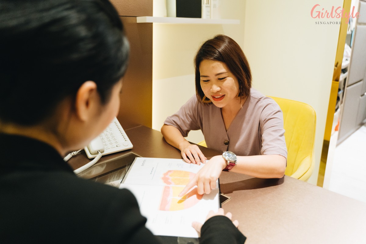 Model doing consultation at Bottomslim