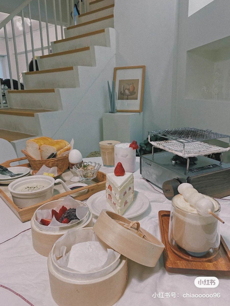 Bread and other desserts served at cafemumi