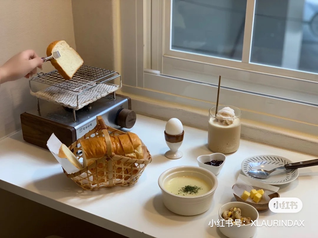 Toasting bread at cafemumi