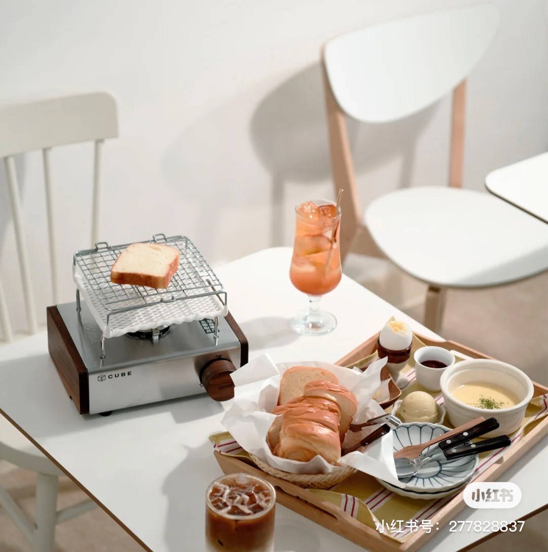 Bread on the toaster at cafemumi
