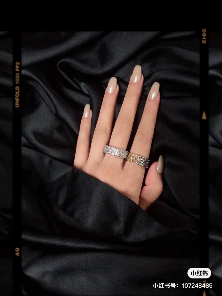 Nudish holographic nails