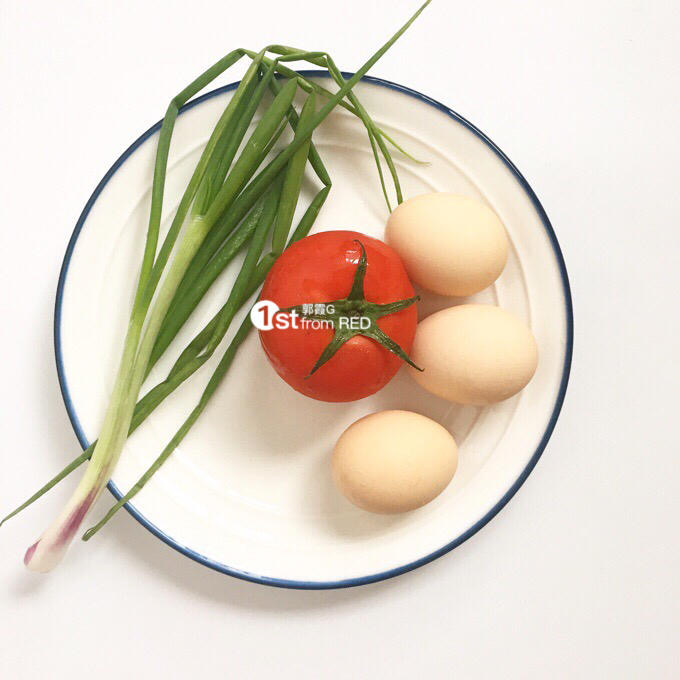 Ingredients needed for tomato and spring onion omelette