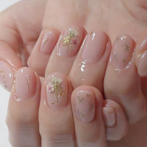 minimalist floral nails with white flowers