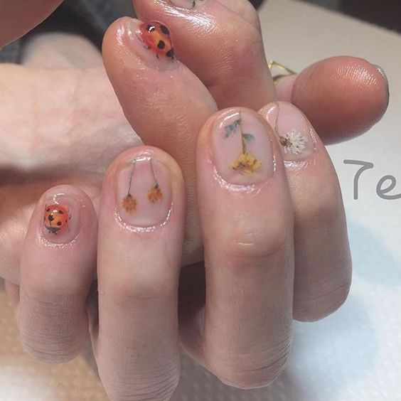 minimalist floral nails in multicolour flowers