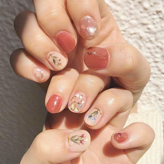 minimalist floral nails in red with white flowers