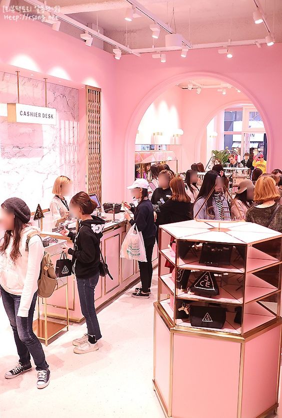 how to stop impulse shopping and save money, stylenanda store in korea all pink with customers