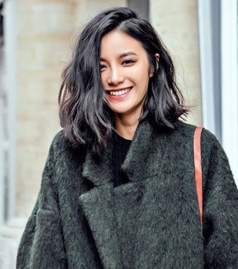 Hairstyle to slim face Wavy lob with side parting black hair