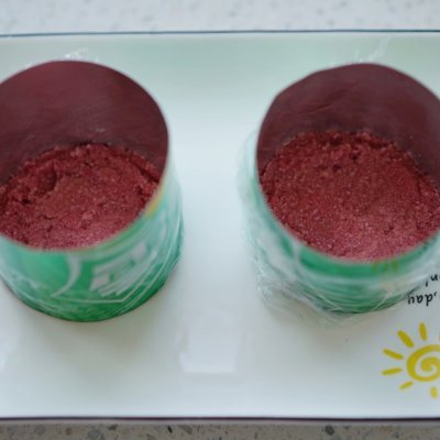 Use the crashed cookies mixture and add into the moulds.