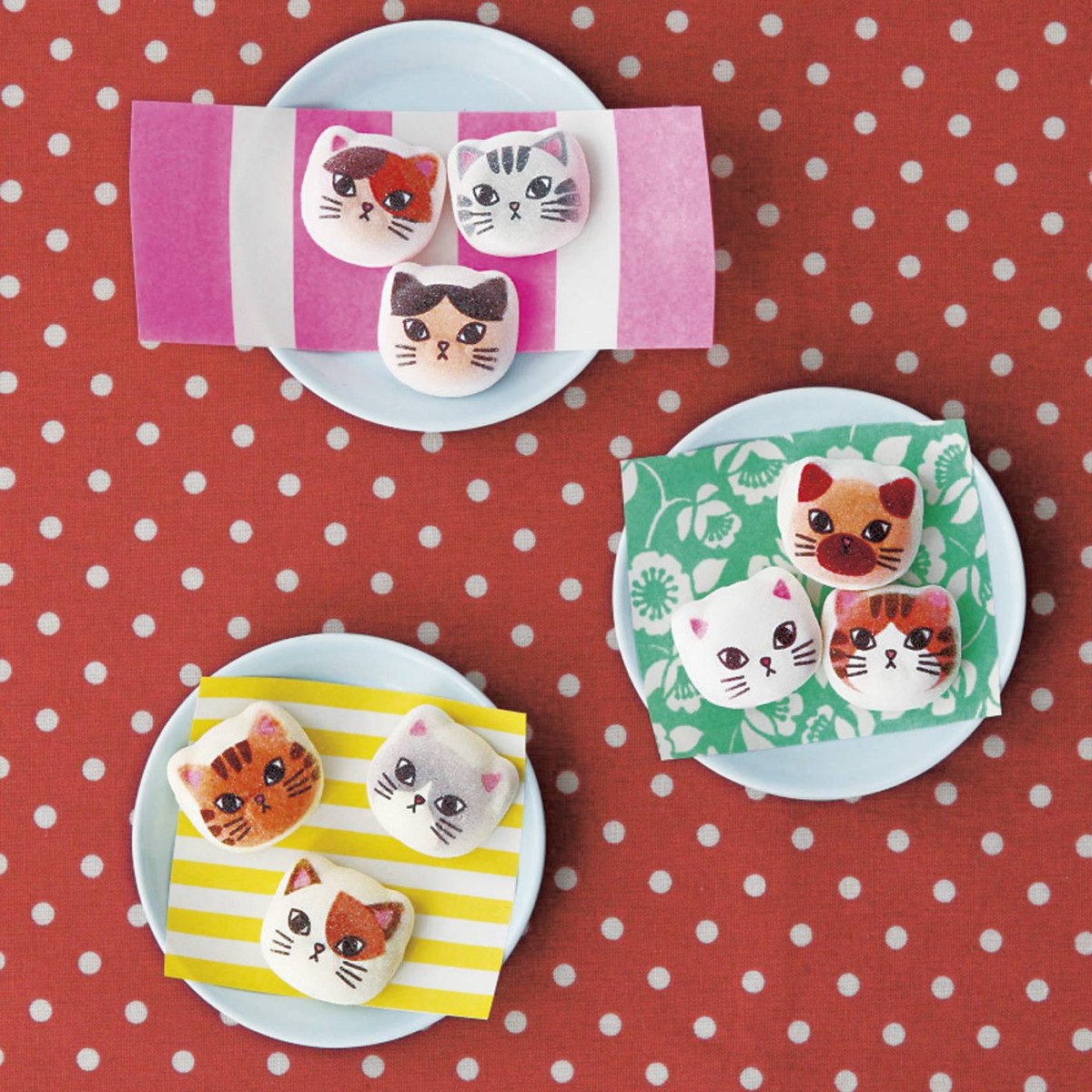Kitten marshmallows on three plates