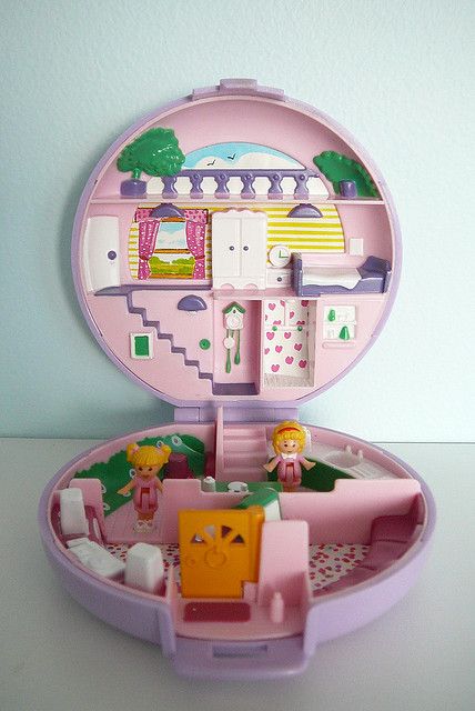 Polly Pocket original design in a round pink 90s shape