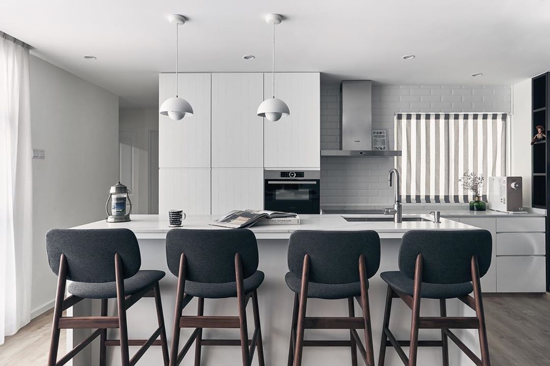 Spacious Bar Kitchen 