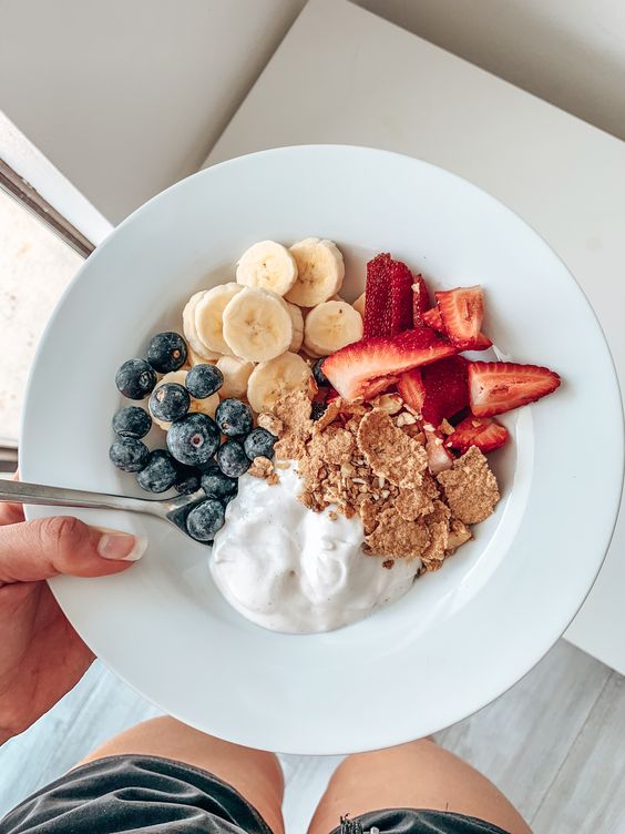 Yogurt and granola bowl to help with losing weight