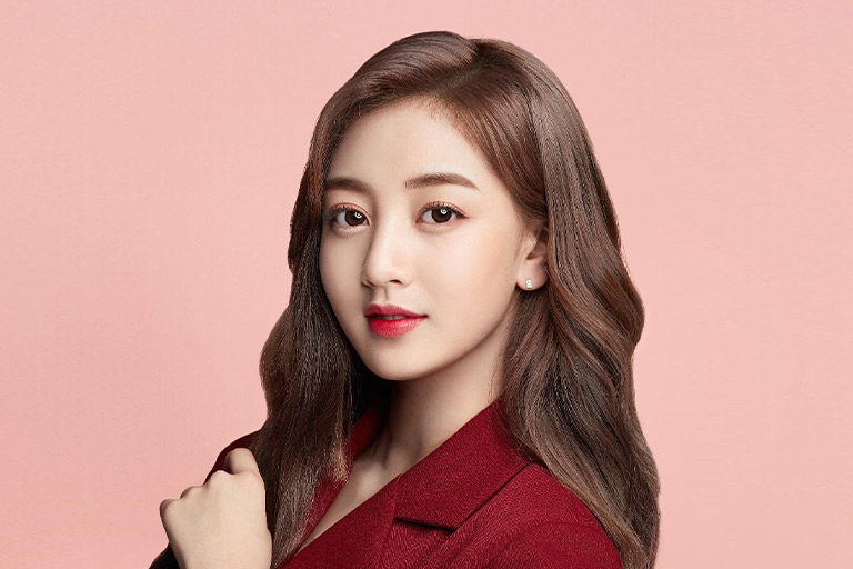 TWICE Jihyo wearing Define by Acuvue in Radiant Chic