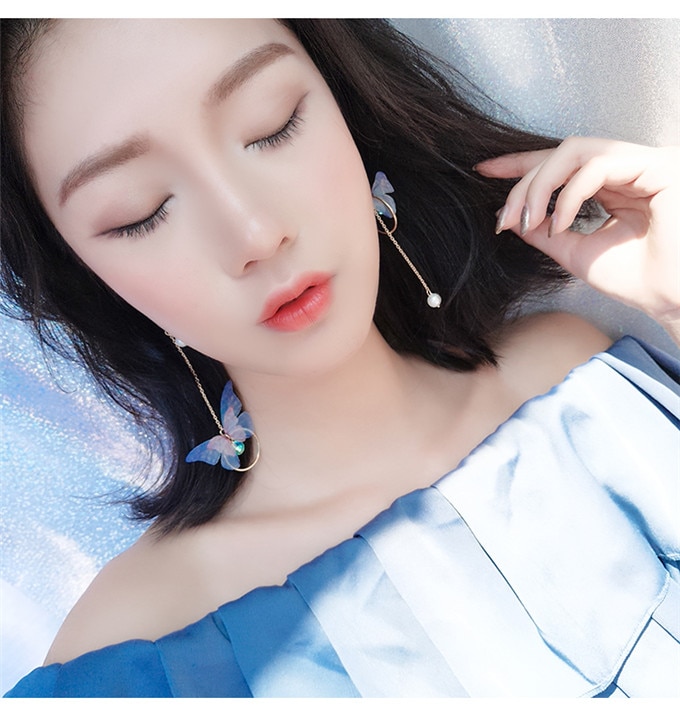 asian woman wearing Butterfly earrings asymmetric mismatched earrings