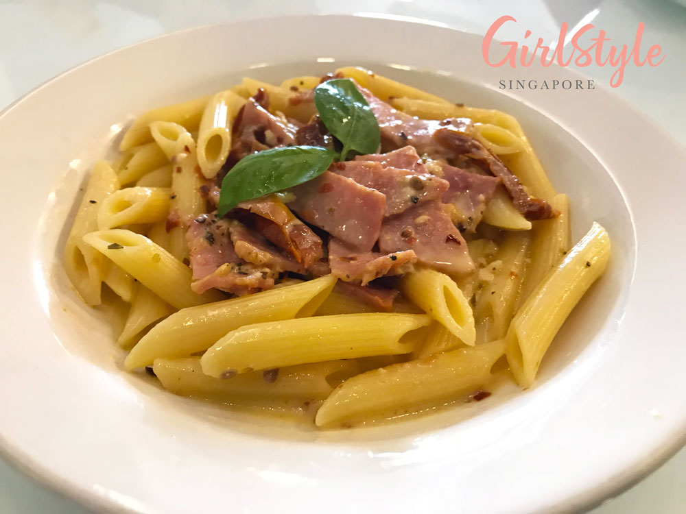 easy homemade creamy Alfredo penne pasta with ham