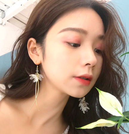 asian woman wearing Korean-style Crystal flower asymmetric mismatched earrings