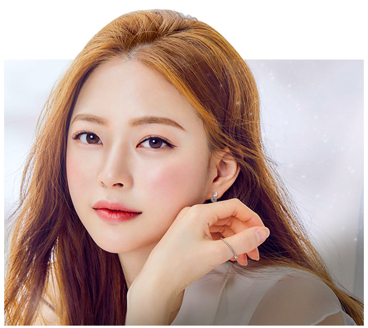 Model wearing O-lens Natural Day Brown contact lenses