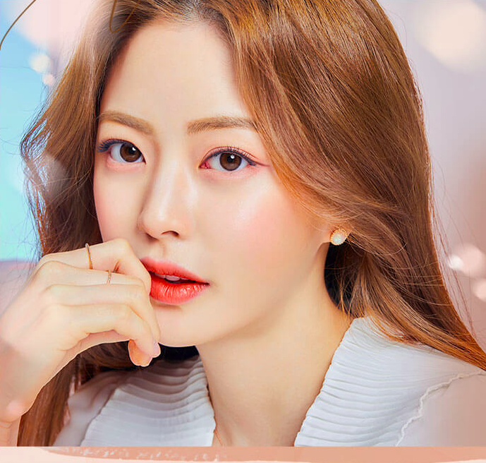 Model wearing O-lens Vivi Ring Choco contact lenses