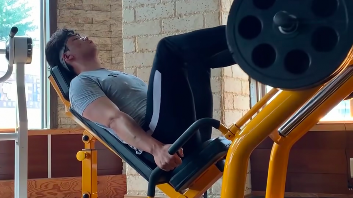 9대기 working out at the gym