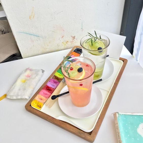 minimalist wooden dray with two pink and green drinks in a korean cafe