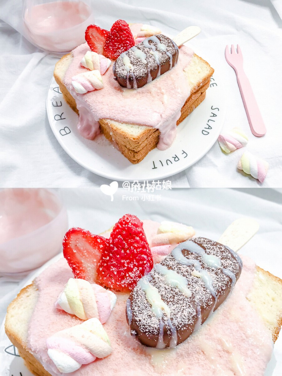 Strawberry yoghurt toast with ice cream, strawberry and marshmallows
