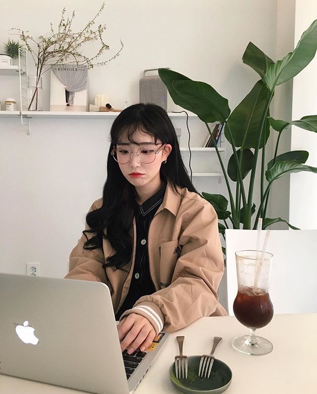 set-deadlines-girl using laptop