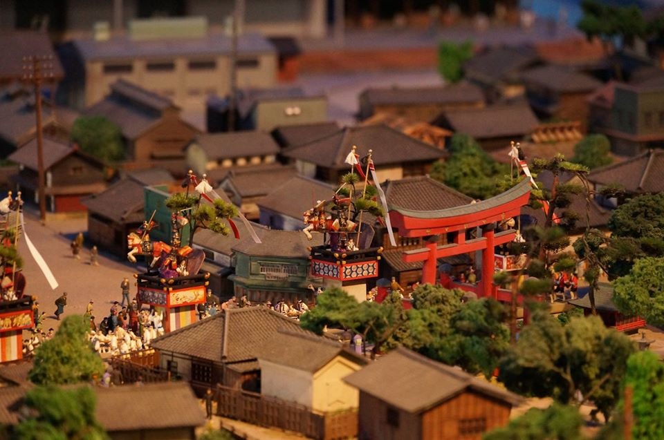 Small Worlds Tokyo miniature red gates and houses