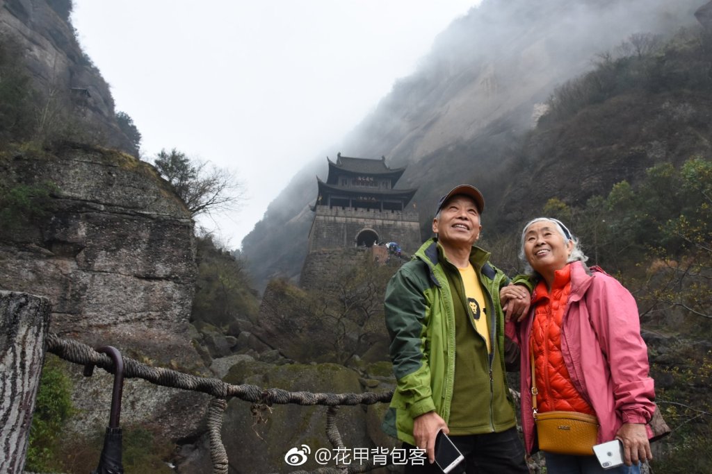 elderly backpacking couple Zhang Guangzhu and Wang Zhongjin in China