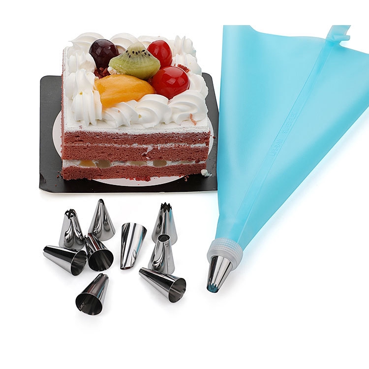 Using stainless piping nozzles on cake