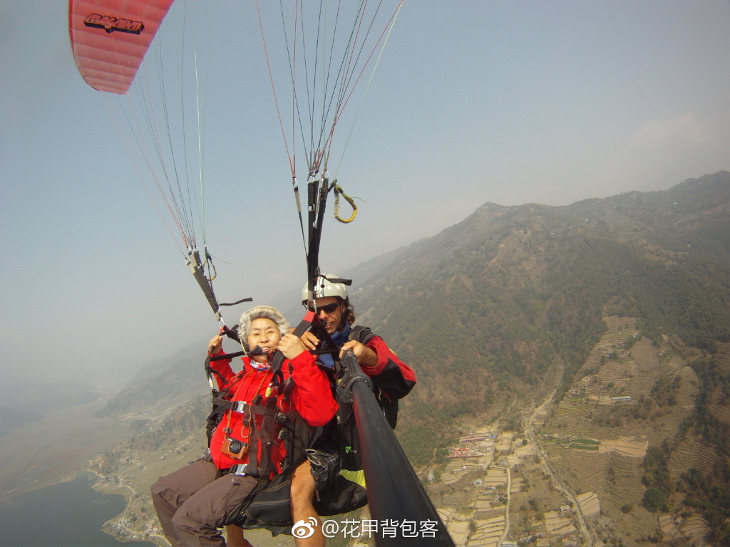 elderly backpacking couple Zhang Guangzhu and Wang Zhongjin skydiving
