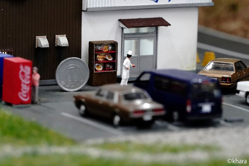 miniature cars and vending machine in Small Worlds Tokyo