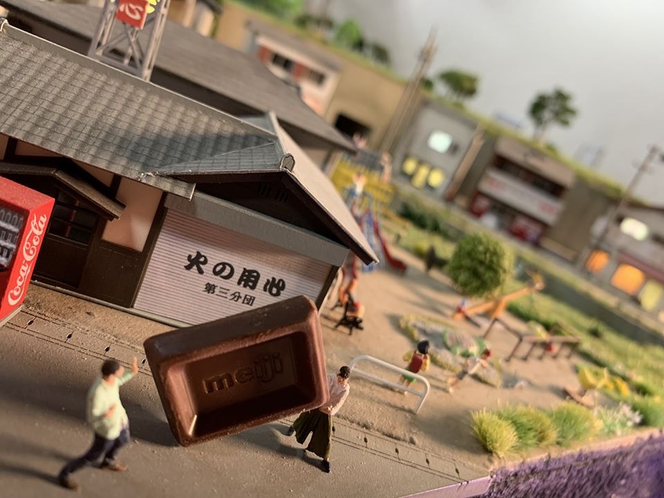 miniature people moving furniture in Small Worlds Tokyo