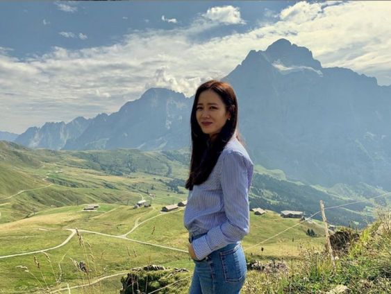 Son Ye Jin in collared top and jeans in Crash Landing on You