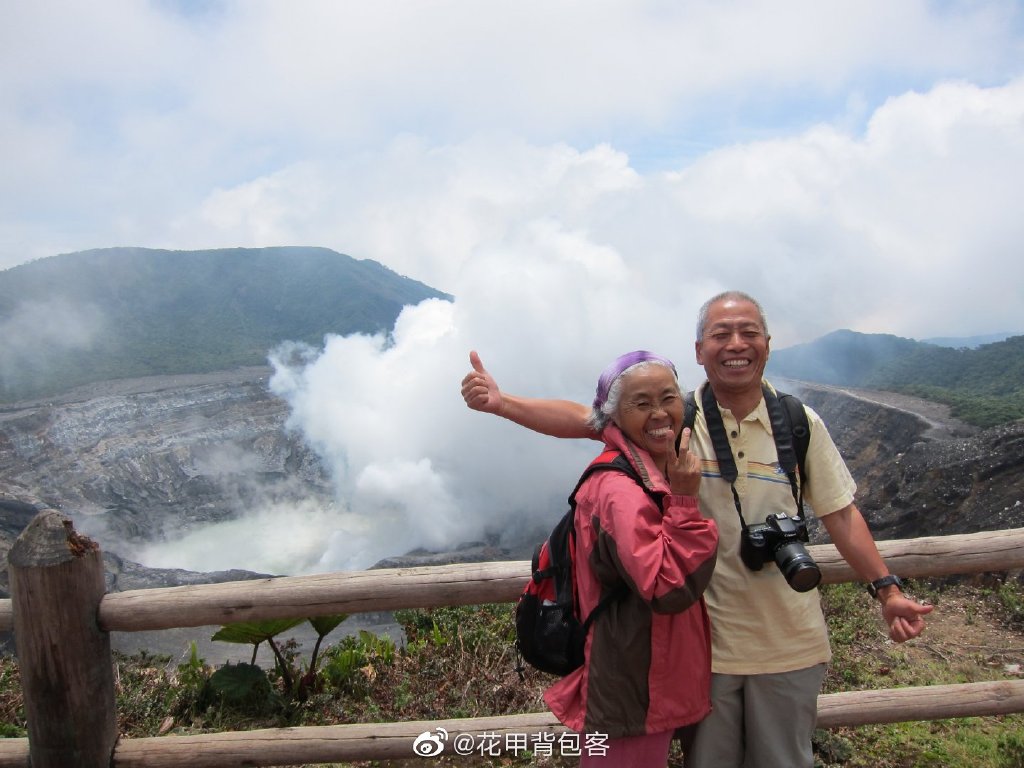 elderly backpacking couple Zhang Guangzhu and Wang Zhongjin travelling