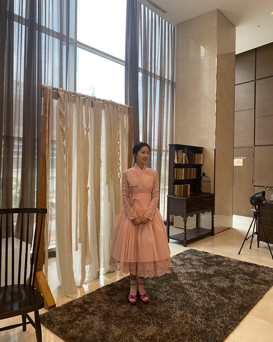 Hwang Jung Eum in pink lace hanbok