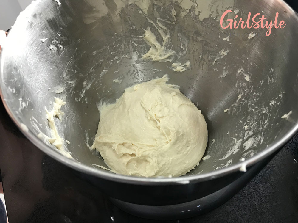 dough to make butter and garlic naan