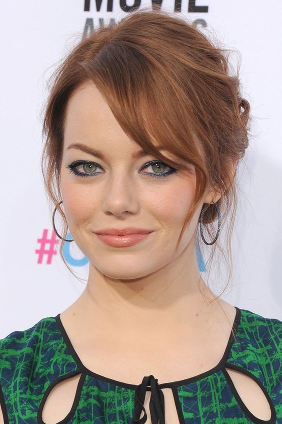 Emma stone with navy eyeliner and nude lipstick