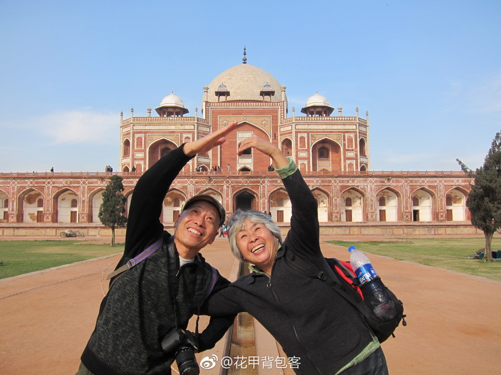 elderly backpacking couple Zhang Guangzhu and Wang Zhongjin in the Middle East