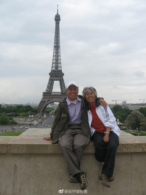 elderly backpacking couple Zhang Guangzhu and Wang Zhongjin in Paris