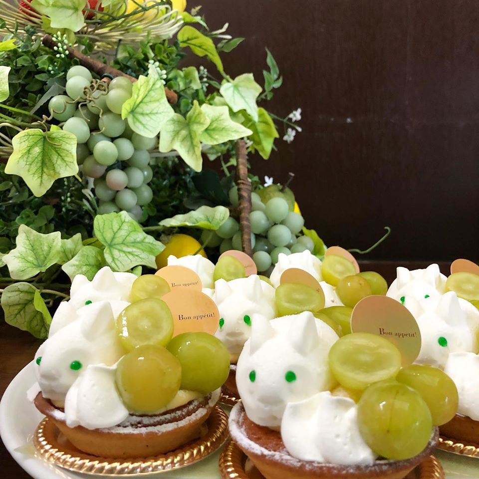Parisian Perpetual grape rabbit cakes